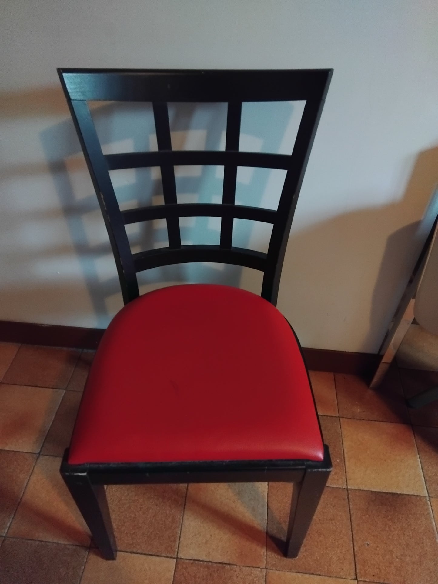 Chaise design noire et rouge pas chère à Albertville