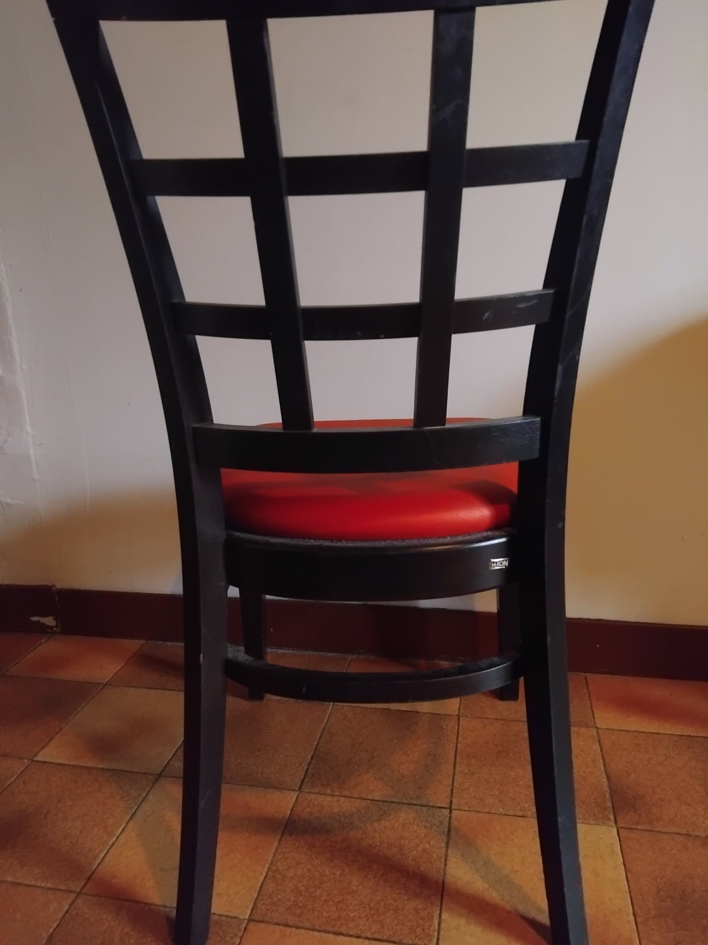 Chaise design noire et rouge pas chère à Albertville